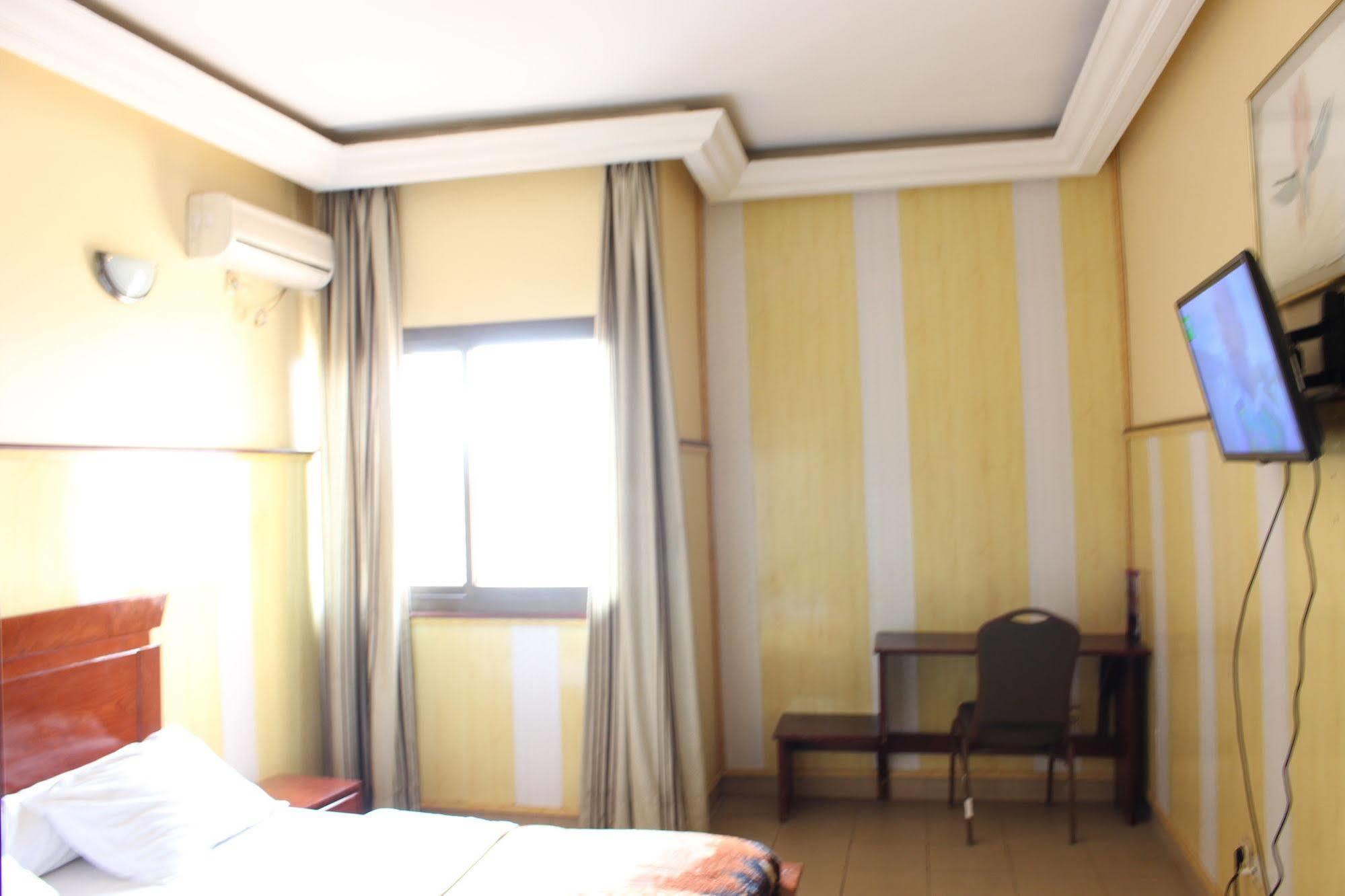 Hotel Santa Lucia Yaoundé Kültér fotó