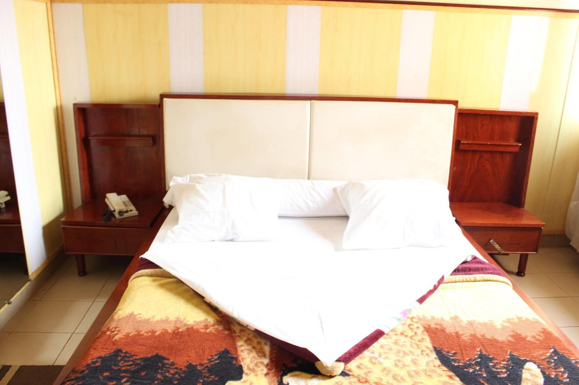 Hotel Santa Lucia Yaoundé Kültér fotó